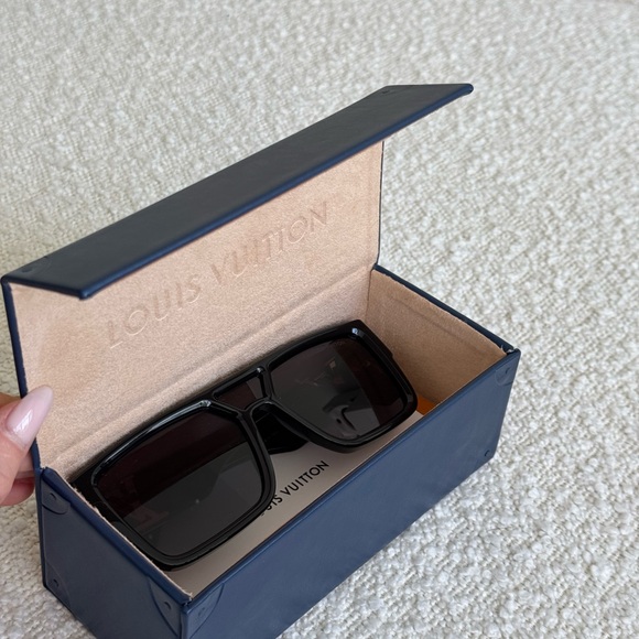 Louis Vuitton Black Sleek Square Sunglasses authentic - Picture 8 of 8